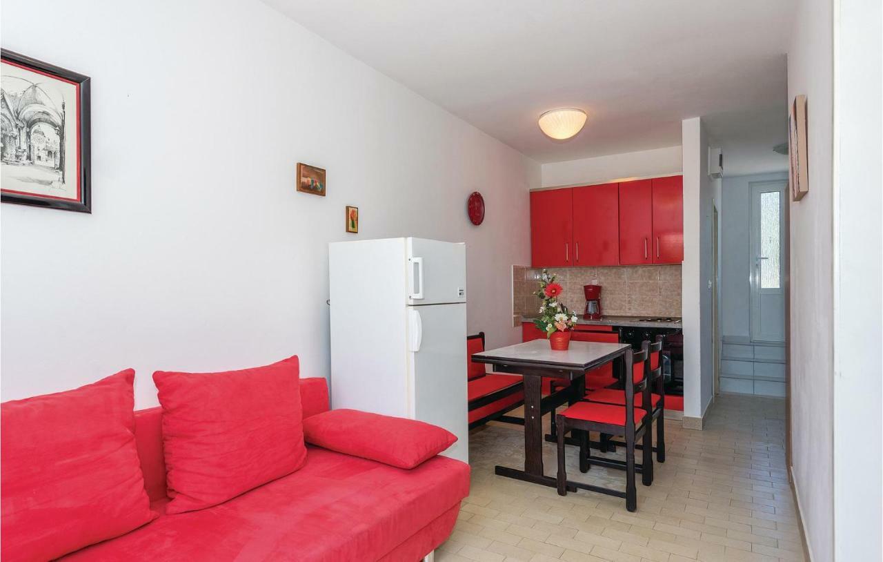 2 Bedroom Amazing Apartment In Rogoznica Exterior photo